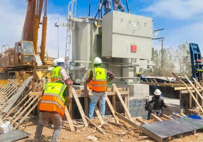 بدء تركيب محطات التحويل في مشروع الطاقة الشمسية بشبوة