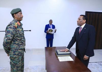 رئيس الوزراء السوداني الجديد يؤدي اليمين الدستورية