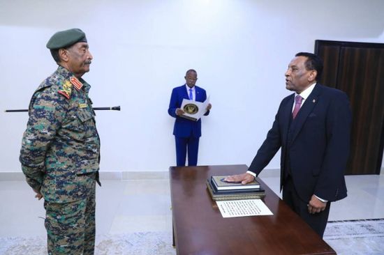 رئيس الوزراء السوداني الجديد يؤدي اليمين الدستورية