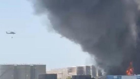 الإمارات.. السيطرة على حريق في ميناء الحمرية