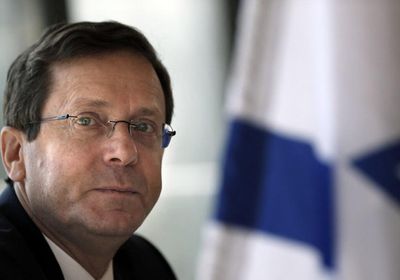 هرتسوغ يبدي استياءه بعد التعدي على مؤسسات يهودية بباريس