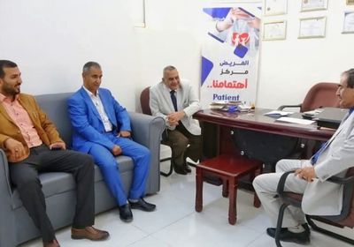 نائب محافظ شبوة يطلع على خطط تطوير مستشفى بن زايد