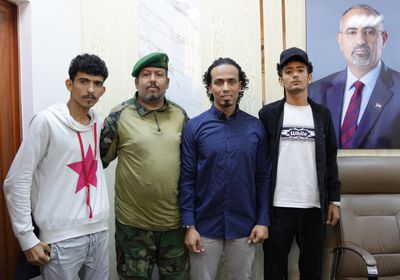 انتقالي عدن يكرم شابا لإنقاذه مواطن من الغرق بالتواهي