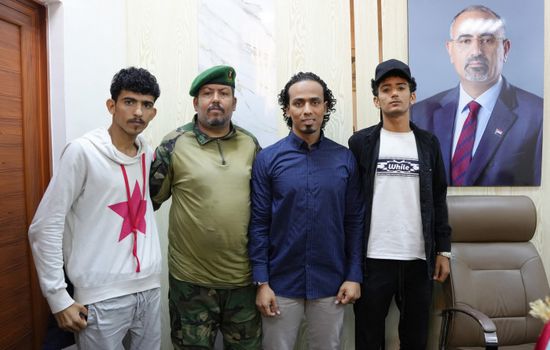 انتقالي عدن يكرم شابا لإنقاذه مواطن من الغرق بالتواهي