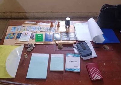 القبض على متهم سرق مقتنيات من سيارات بالمكلا