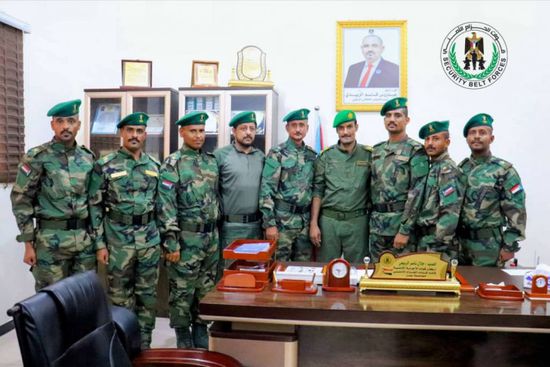 أركان الحزام الأمني يكرم عددا من خريجي الكلية الحربية في عدن