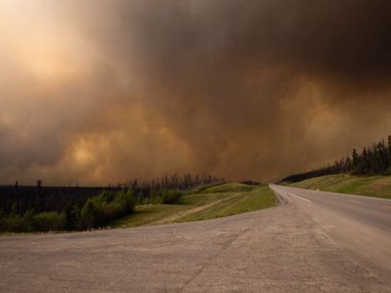    حرائق الغابات تعطل إنتاج 7% من النفط بكندا