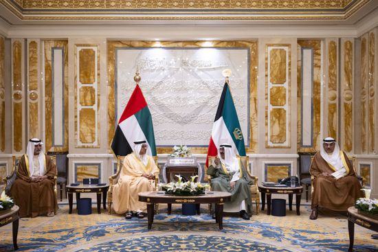 أمير الكويت ومنصور بن زايد يبحثان تعزيز التعاون المشترك بين البلدين