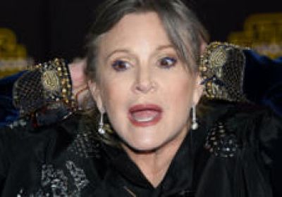 وفاة المغنية الفرنسية نيكول كروازي عن 88 عامًا