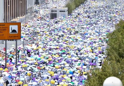 الحجّاج يؤدون الركن الأعظم للحجّ على جبل عرفات تحت شمس حارقة