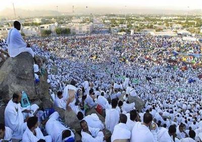 استمرار توافد الحجاج إلى عرفة 