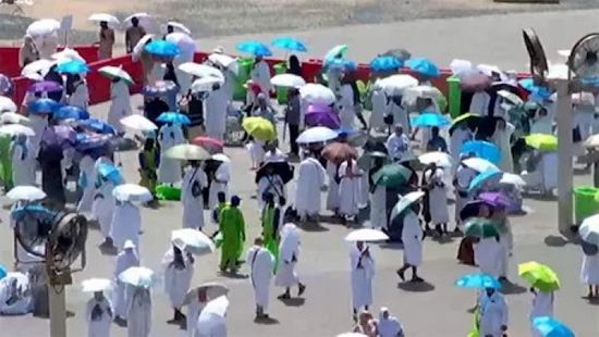 الحجاج يؤدون رمي الجمرات في أول أيام عيد الأضحى