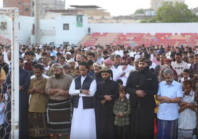 قيادات الانتقالي تؤدي صلاة العيد في ميدان الحبيشي بكريتر