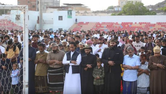 قيادات الانتقالي تؤدي صلاة العيد في ميدان الحبيشي بكريتر