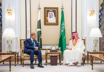 ولي العهد السعودي يستعرض مع رئيس الوزراء الباكستاني العلاقات التاريخية بين البلدين