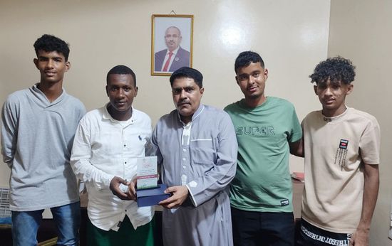 تكريم رئيس "انتقالي حضرموت" عرفانا بدعمه للشباب والرياضيين