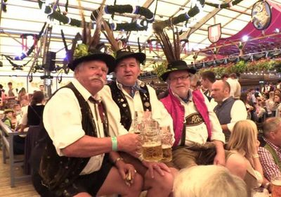 امرأة تعتدي على رواد مهرجان عالمي للبيرة بسكين