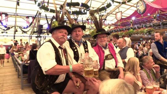 امرأة تعتدي على رواد مهرجان عالمي للبيرة بسكين