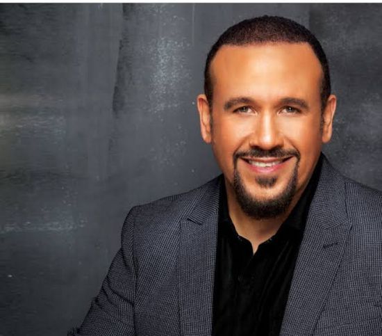 هشام عباس يحيي حفلا غنائيا في مسرح البالون
