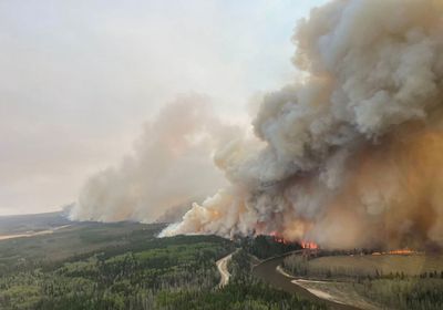 شركات النفط تخلي مواقعها بعد&nbsp;حرائق غابات كندا