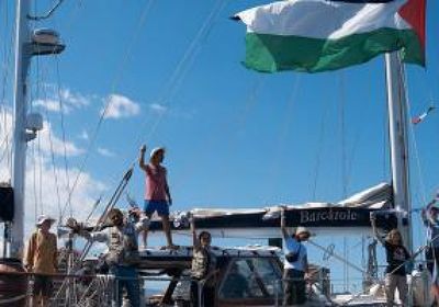 مسيرات إسرائيلية تلقي مواد سائلة على السفينة "مادلين"