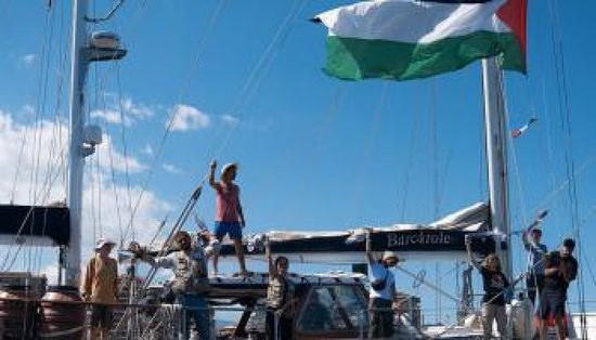 مسيرات إسرائيلية تلقي مواد سائلة على السفينة "مادلين"