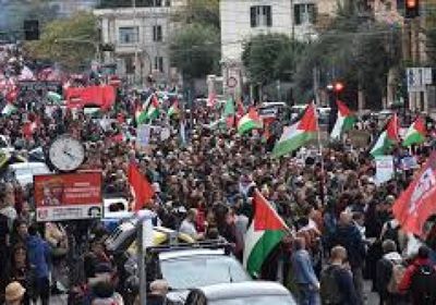 المئات بإيطاليا يتضامنون مع الشعب الفلسطيني