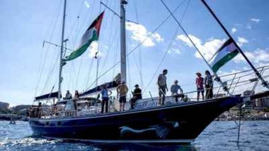 استجواب نشطاء سفينة مادلين في ميناء أسدود