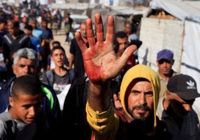 إصابة فلسطينيين قرب نقطة توزيع مساعدات بغزة