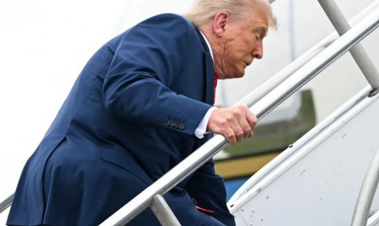 للمرة الأولى.. ترامب يتعثر أثناء صعوده طائرة في ولايته الثانية