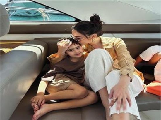 بسمة بوسيل تطالب جمهورها بالدعاء لنجلها "آدم"