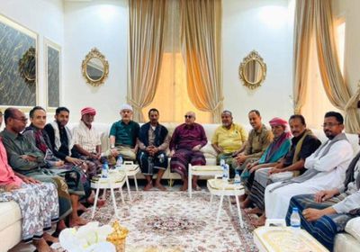 وفد الجمعية الوطنية يطمئن على الكثيري عقب خضوعه لعملية جراحية