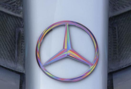 مرسيدس تنسق مع الموردين لتأمين المعادن النادرة