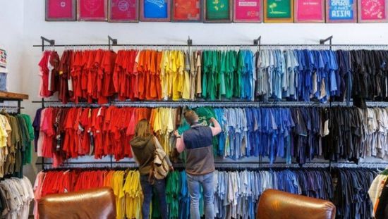 الشركات الأمريكية تتوقع تمرير نصف تكاليف الرسوم للمستهلكين