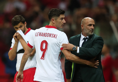 استقالة بروبياش مدرب بولندا بعد خلاف مع ليفاندوفسكي