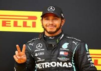 هاميلتون يدعم رئيس فيراري ويؤكد استمراره في الفريق لفترة طويلة