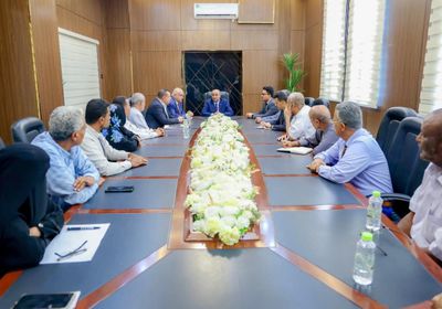 بن بريك يوجه بإطلاق العلاوات لوزارتي التربية والتعليم والصحة