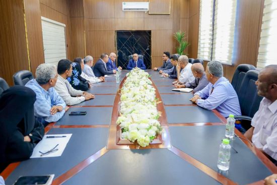 بن بريك يوجه بإطلاق العلاوات لوزارتي التربية والتعليم والصحة