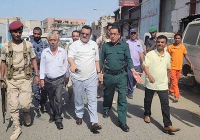 حملة لإزالة السيارات المتهالكة من شوارع الدرين في المنصورة