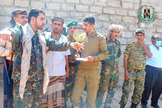 قائد حزام المنطقة الوسطى في أبين يتفقد جبهة ثرة