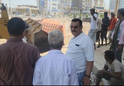 رفع المخلفات المتراكمة في شارع التسعين بالمنصورة