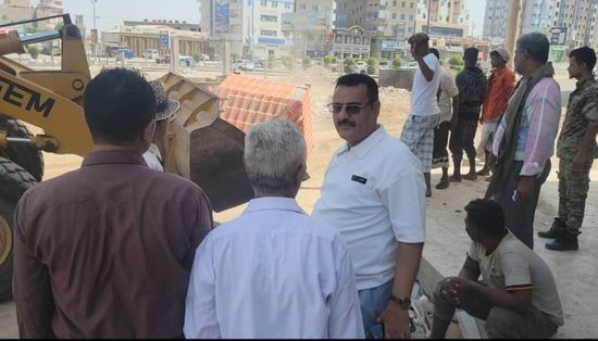 رفع المخلفات المتراكمة في شارع التسعين بالمنصورة