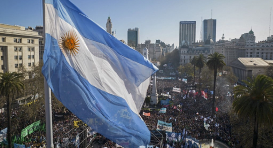 التضخم الشهري في الأرجنتين ينخفض لأدنى مستوى في 5 سنوات