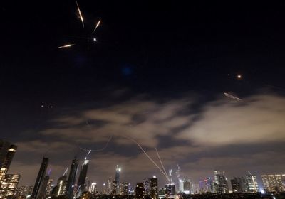 إيران تطلق 20 صاروخًا باتجاه وسط إسرائيل