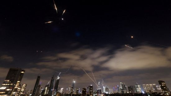 إيران تطلق 20 صاروخًا باتجاه وسط إسرائيل