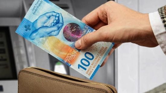 الفرنك السويسري يرتفع مع إقبال المستثمرين على الملاذات الآمنة