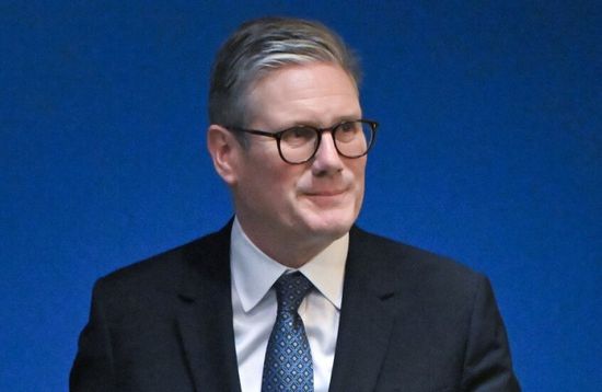 ستارمر يبلغ حكومته بالاستعداد لضربة أمريكية ضد إيران