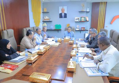 محافظ عدن يناقش تقرير تقييم أداء صندوق النظافة في العيد