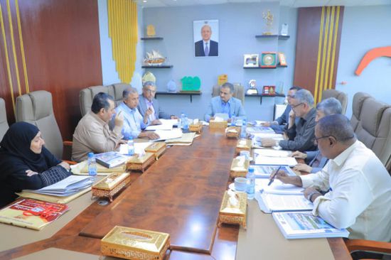 محافظ عدن يناقش تقرير تقييم أداء صندوق النظافة في العيد