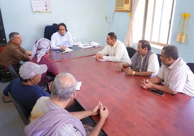 وكيل شبوة يبحث ترتيبات تشغيل 4 آبار مياه في عتق